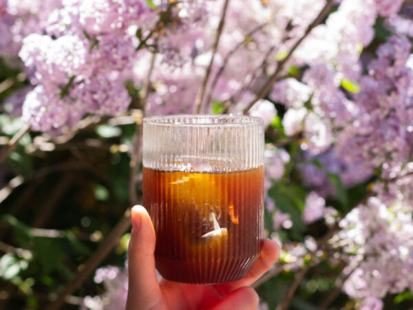 One more year, the hot weather has arrived. For this reason, who doesn't fancy a cold coffee? In this post, you can find two different recipes to brew your cold coffee, Cold brew or Japanese iced coffee.